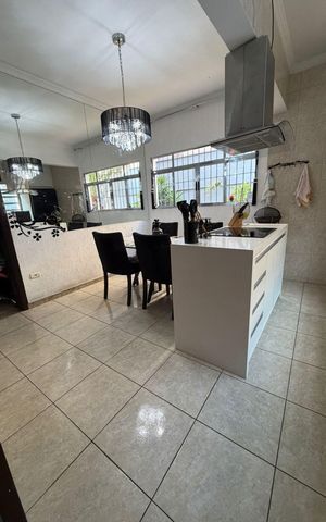 Casa à venda com 200m², 3 quartos e 3 vagas Casa à venda com 200m², 3 quartos e 3 vagasCozinha