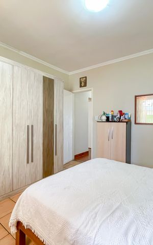 Casa à venda com 258m², 3 quartos e 3 vagas Casa à venda com 258m², 3 quartos e 3 vagasQuarto 1