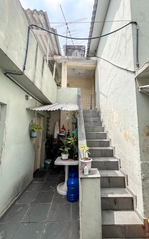 Casa à venda com 182m², 3 quartos e sem vaga Casa à venda com 182m², 3 quartos e sem vagaEscada
