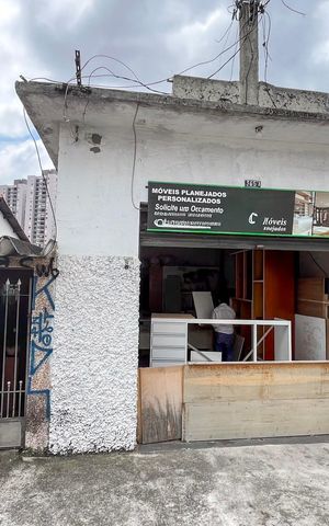 Casa à venda com 182m², 3 quartos e sem vaga Casa à venda com 182m², 3 quartos e sem vagaFachada