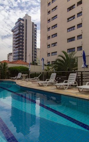 Apartamento à venda com 133m², 4 quartos e 3 vagas Apartamento à venda com 133m², 4 quartos e 3 vagasÁrea comum - Piscina