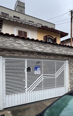 Casa à venda com 148m², 3 quartos e 2 vagas Casa à venda com 148m², 3 quartos e 2 vagasFachada