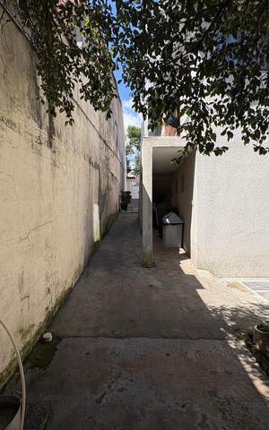 Casa para alugar com 600m², 6 quartos e 4 vagasCorredor externo / Entrada para casa 2