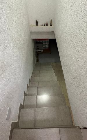 Casa para alugar com 600m², 6 quartos e 4 vagasEscada - Casa 3