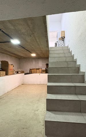 Casa para alugar com 600m², 6 quartos e 4 vagasEscada - Casa 3