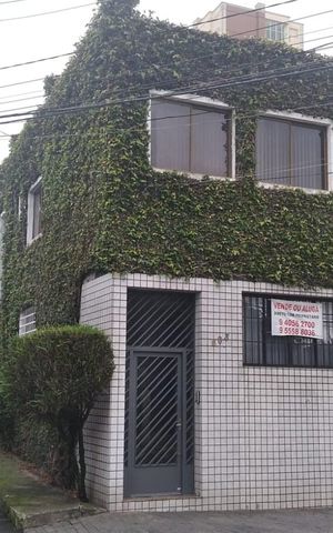 Casa à venda com 140m², 5 quartos e sem vaga Casa à venda com 140m², 5 quartos e sem vagaFachada