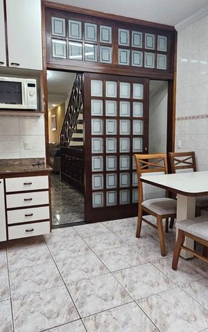 Casa à venda com 235m², 3 quartos e 4 vagas Casa à venda com 235m², 3 quartos e 4 vagasCozinha