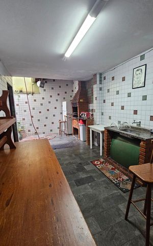 Casa à venda com 235m², 3 quartos e 4 vagas Casa à venda com 235m², 3 quartos e 4 vagasÁrea externa