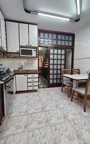 Casa à venda com 235m², 3 quartos e 4 vagas Casa à venda com 235m², 3 quartos e 4 vagasCozinha