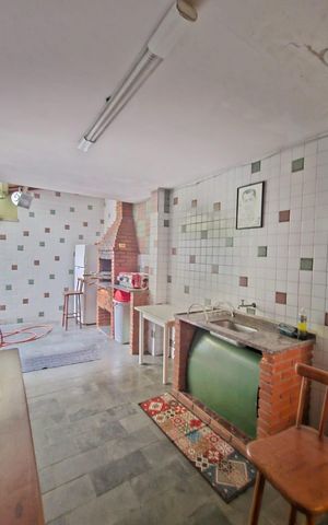 Casa à venda com 235m², 3 quartos e 4 vagas Casa à venda com 235m², 3 quartos e 4 vagasÁrea externa