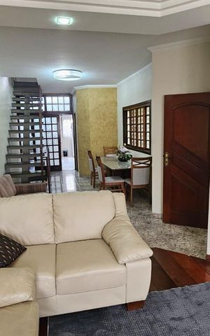 Casa à venda com 235m², 3 quartos e 4 vagas Casa à venda com 235m², 3 quartos e 4 vagasSala