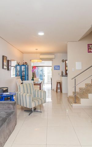 Casa à venda com 187m², 3 quartos e 2 vagasSala