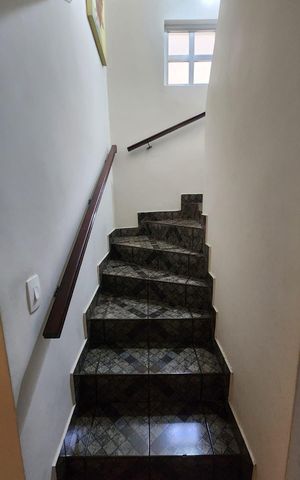 Casa à venda com 220m², 4 quartos e 3 vagasEscada