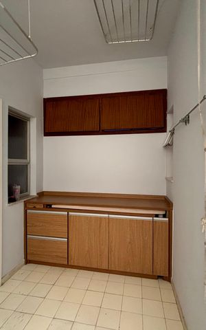 Apartamento à venda com 243m², 3 quartos e 3 vagas Apartamento à venda com 243m², 3 quartos e 3 vagasÁrea de serviço