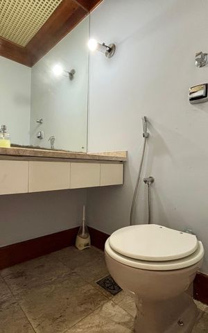 Apartamento à venda com 243m², 3 quartos e 3 vagas Apartamento à venda com 243m², 3 quartos e 3 vagasLavabo