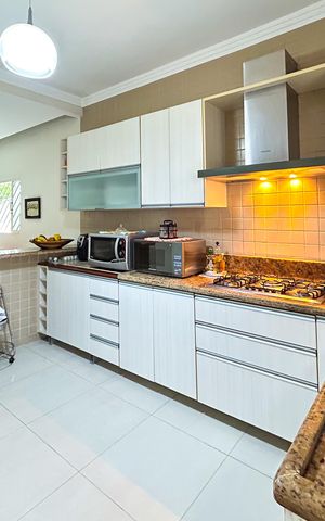 Casa à venda com 278m², 5 quartos e 1 vaga