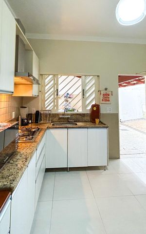 Casa à venda com 278m², 5 quartos e 1 vaga