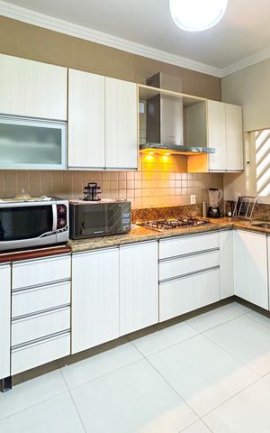 Casa à venda com 278m², 5 quartos e 1 vaga
