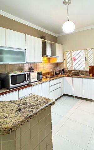 Casa à venda com 278m², 5 quartos e 1 vaga