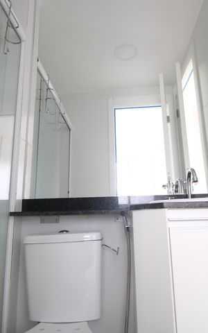 Apartamento à venda com 57m², 2 quartos e sem vagaBanheiro da suíte 1 canadense c a sala