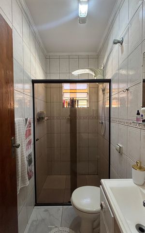 Casa à venda com 68m², 2 quartos e 2 vagas Casa à venda com 68m², 2 quartos e 2 vagasBanheiro