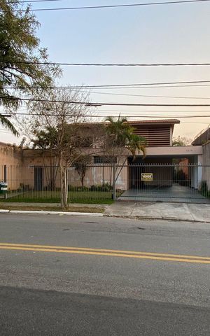 Casa para alugar com 560m², 4 quartos e 4 vagas Casa para alugar com 560m², 4 quartos e 4 vagasFachada