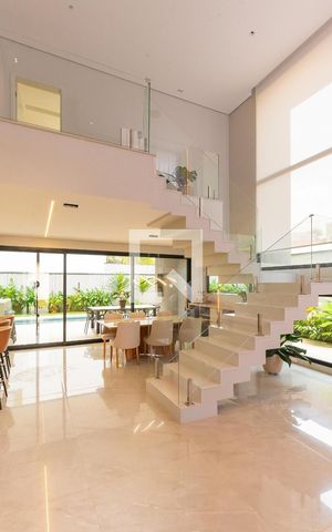 Casa à venda com 330m², 3 quartos e 4 vagas Casa à venda com 330m², 3 quartos e 4 vagasSala