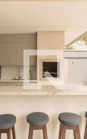 Casa à venda com 330m², 3 quartos e 4 vagas Casa à venda com 330m², 3 quartos e 4 vagasÁrea externa
