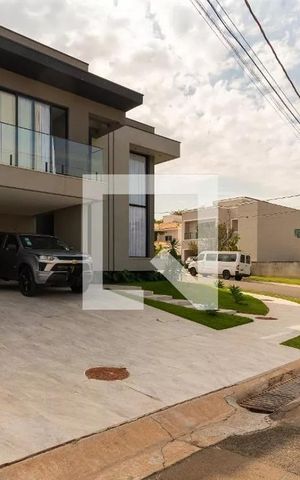 Casa à venda com 330m², 3 quartos e 4 vagas Casa à venda com 330m², 3 quartos e 4 vagasÁrea externa