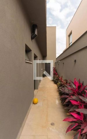 Casa à venda com 330m², 3 quartos e 4 vagas Casa à venda com 330m², 3 quartos e 4 vagasÁrea externa