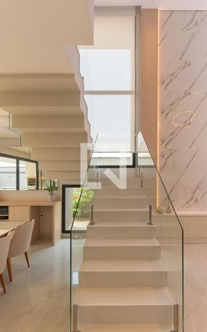 Casa à venda com 330m², 3 quartos e 4 vagas Casa à venda com 330m², 3 quartos e 4 vagasSala