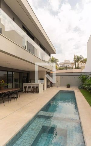 Casa à venda com 330m², 3 quartos e 4 vagas Casa à venda com 330m², 3 quartos e 4 vagasÁrea externa