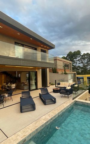 Casa à venda com 320m², 4 quartos e 4 vagas Casa à venda com 320m², 4 quartos e 4 vagasÁrea externa