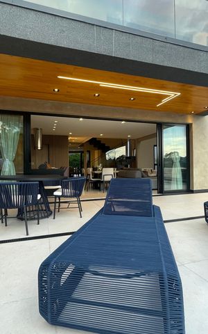Casa à venda com 320m², 4 quartos e 4 vagas Casa à venda com 320m², 4 quartos e 4 vagasÁrea externa
