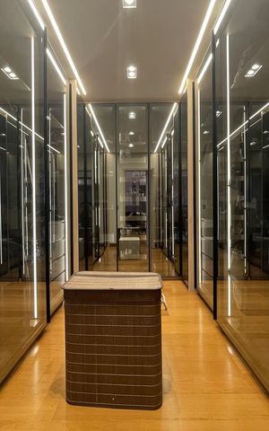 Casa à venda com 320m², 4 quartos e 4 vagas Casa à venda com 320m², 4 quartos e 4 vagasCloset