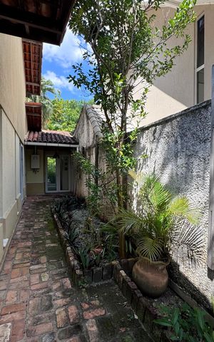 Casa de condomínio à venda com 460m², 5 quartos e 2 vagas Casa de condomínio à venda com 460m², 5 quartos e 2 vagasÁrea externa