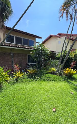 Casa de condomínio à venda com 460m², 5 quartos e 2 vagas Casa de condomínio à venda com 460m², 5 quartos e 2 vagasÁrea externa