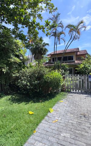 Casa de condomínio à venda com 460m², 5 quartos e 2 vagas Casa de condomínio à venda com 460m², 5 quartos e 2 vagasFachada