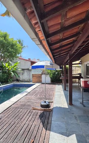 Casa de condomínio à venda com 460m², 5 quartos e 2 vagas Casa de condomínio à venda com 460m², 5 quartos e 2 vagasÁrea externa