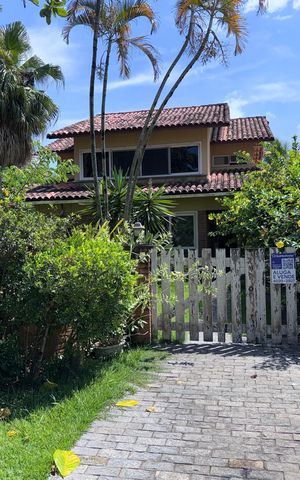 Casa de condomínio à venda com 460m², 5 quartos e 2 vagas Casa de condomínio à venda com 460m², 5 quartos e 2 vagasFachada