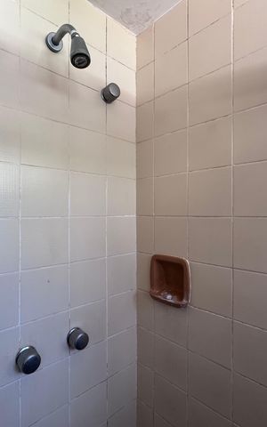 Casa de condomínio à venda com 460m², 5 quartos e 2 vagas Casa de condomínio à venda com 460m², 5 quartos e 2 vagasBanheiro Social