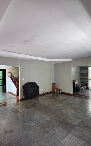 Casa de condomínio à venda com 460m², 5 quartos e 2 vagas Casa de condomínio à venda com 460m², 5 quartos e 2 vagasSala