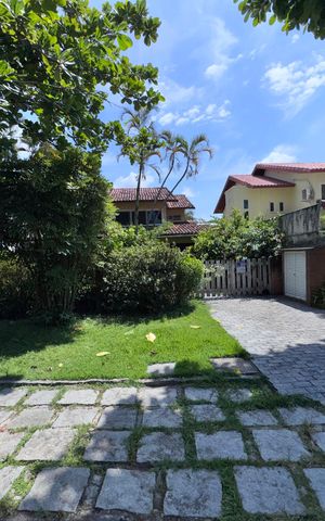 Casa de condomínio à venda com 460m², 5 quartos e 2 vagas Casa de condomínio à venda com 460m², 5 quartos e 2 vagasFachada