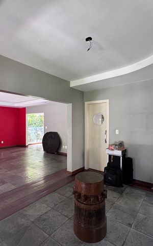 Casa de condomínio à venda com 460m², 5 quartos e 2 vagas Casa de condomínio à venda com 460m², 5 quartos e 2 vagasSala