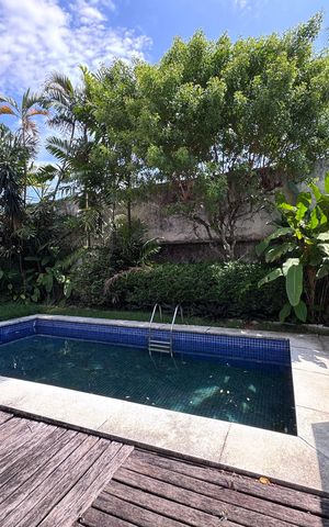 Casa de condomínio à venda com 460m², 5 quartos e 2 vagas Casa de condomínio à venda com 460m², 5 quartos e 2 vagasÁrea externa