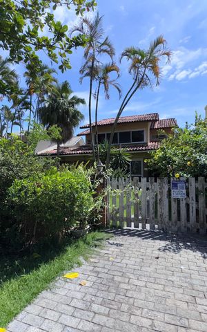 Casa de condomínio à venda com 460m², 5 quartos e 2 vagas Casa de condomínio à venda com 460m², 5 quartos e 2 vagasFachada do Prédio