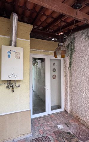 Casa de condomínio à venda com 460m², 5 quartos e 2 vagas Casa de condomínio à venda com 460m², 5 quartos e 2 vagasÁrea externa