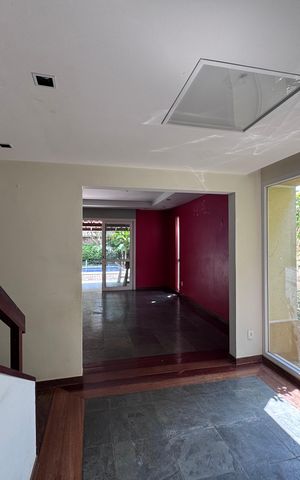 Casa de condomínio à venda com 460m², 5 quartos e 2 vagas Casa de condomínio à venda com 460m², 5 quartos e 2 vagasSala