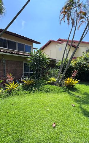 Casa de condomínio à venda com 460m², 5 quartos e 2 vagas Casa de condomínio à venda com 460m², 5 quartos e 2 vagasÁrea externa