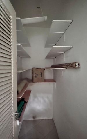Casa de condomínio à venda com 460m², 5 quartos e 2 vagas Casa de condomínio à venda com 460m², 5 quartos e 2 vagasÁrea de Serviço - Despensa